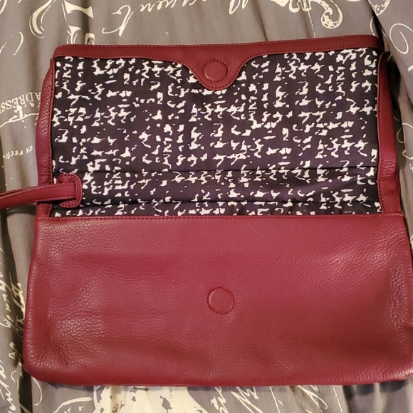 Guess Burgundy large clutch - Picture 2 of 4